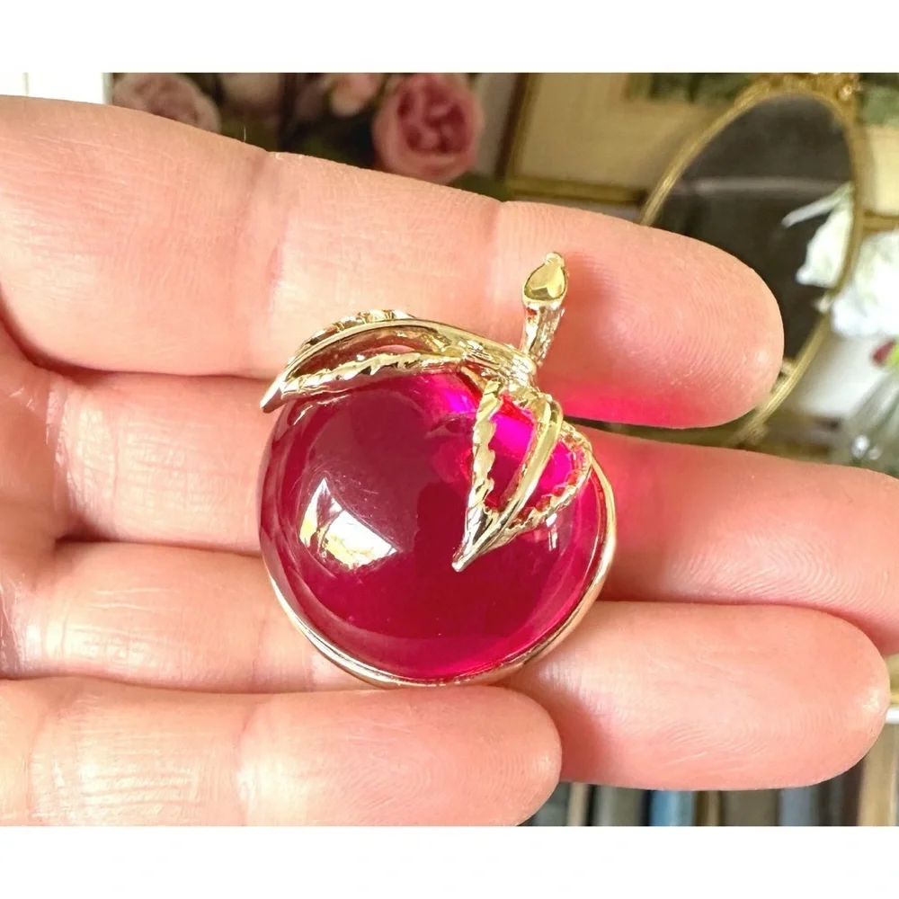 Vintage Sarah Coventry Lucite Jelly Belly Red/Gold Tone Apple Brooch